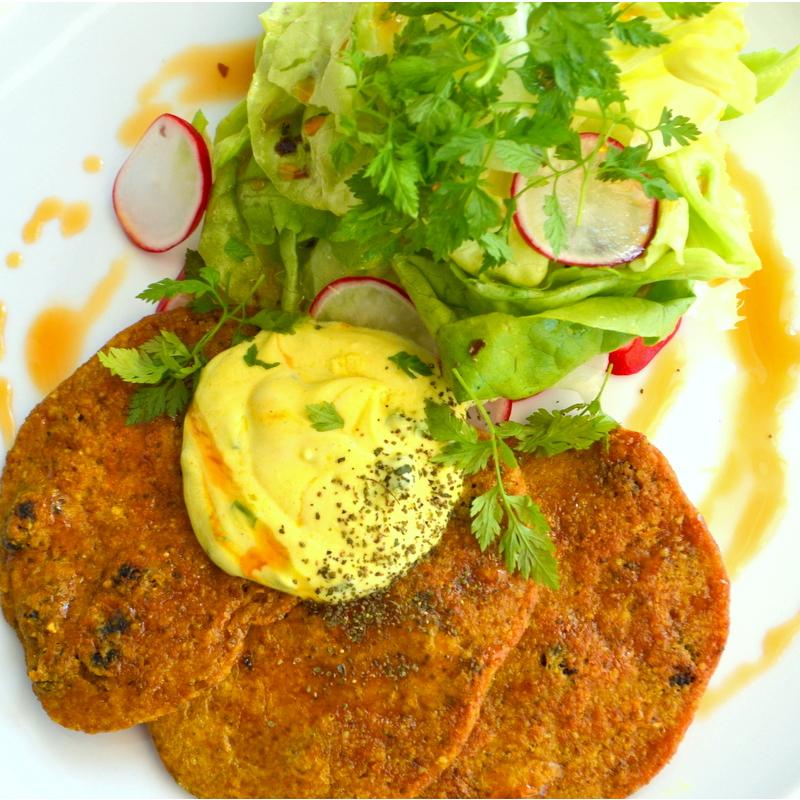 Kulinarisches Set mit Falafel, Tabouleh, Latkes