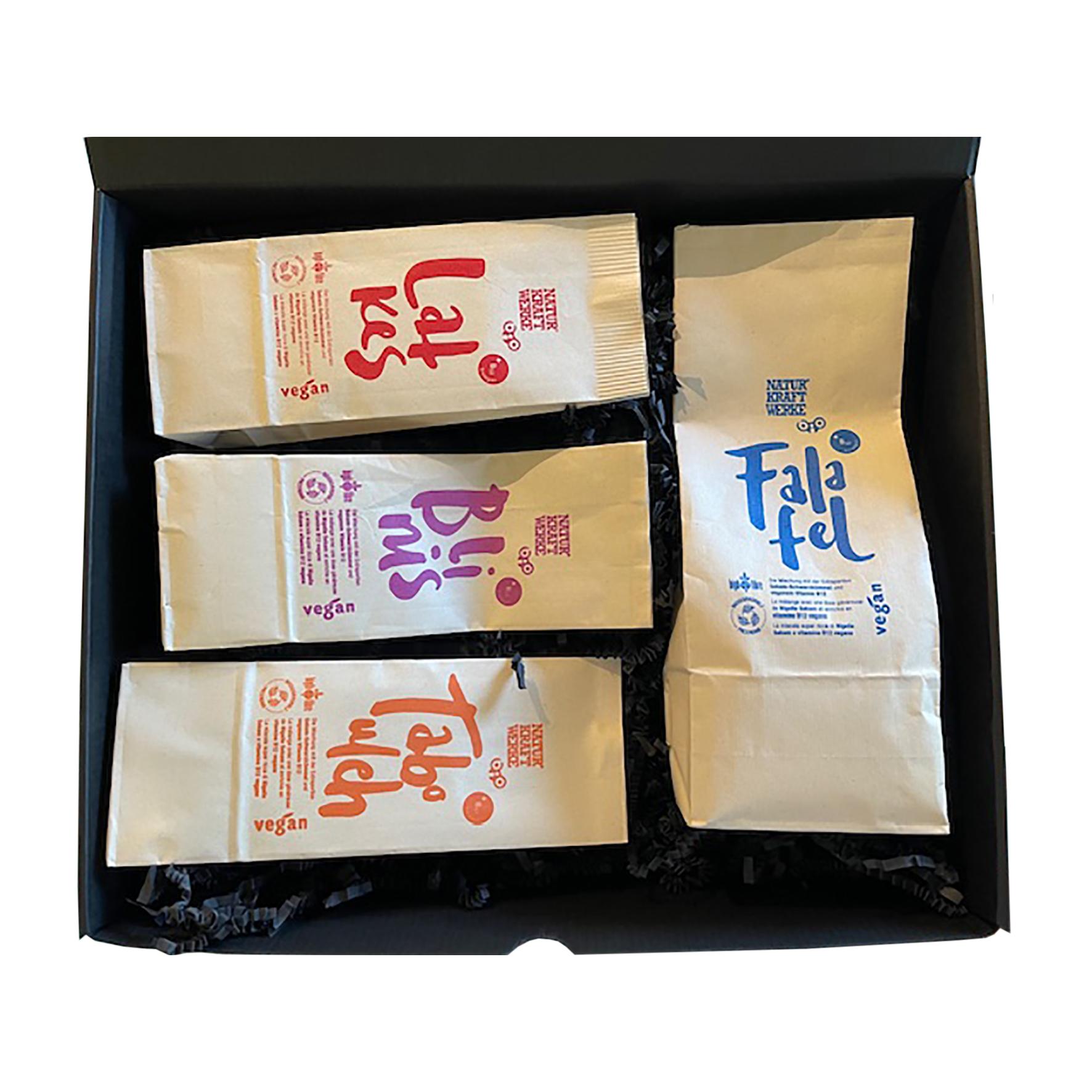 Kulinarisches Set mit Falafel, Tabouleh, Latkes